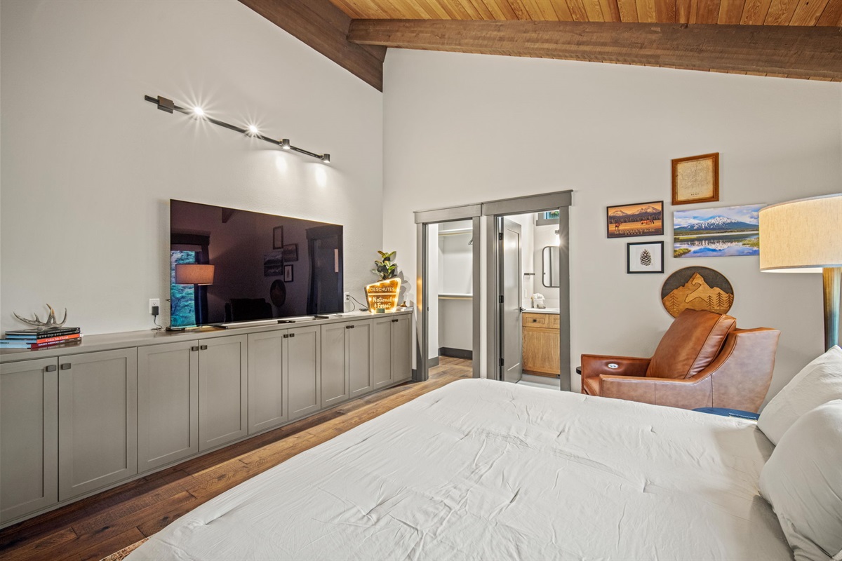 Main Floor: 3rd bedroom (King)