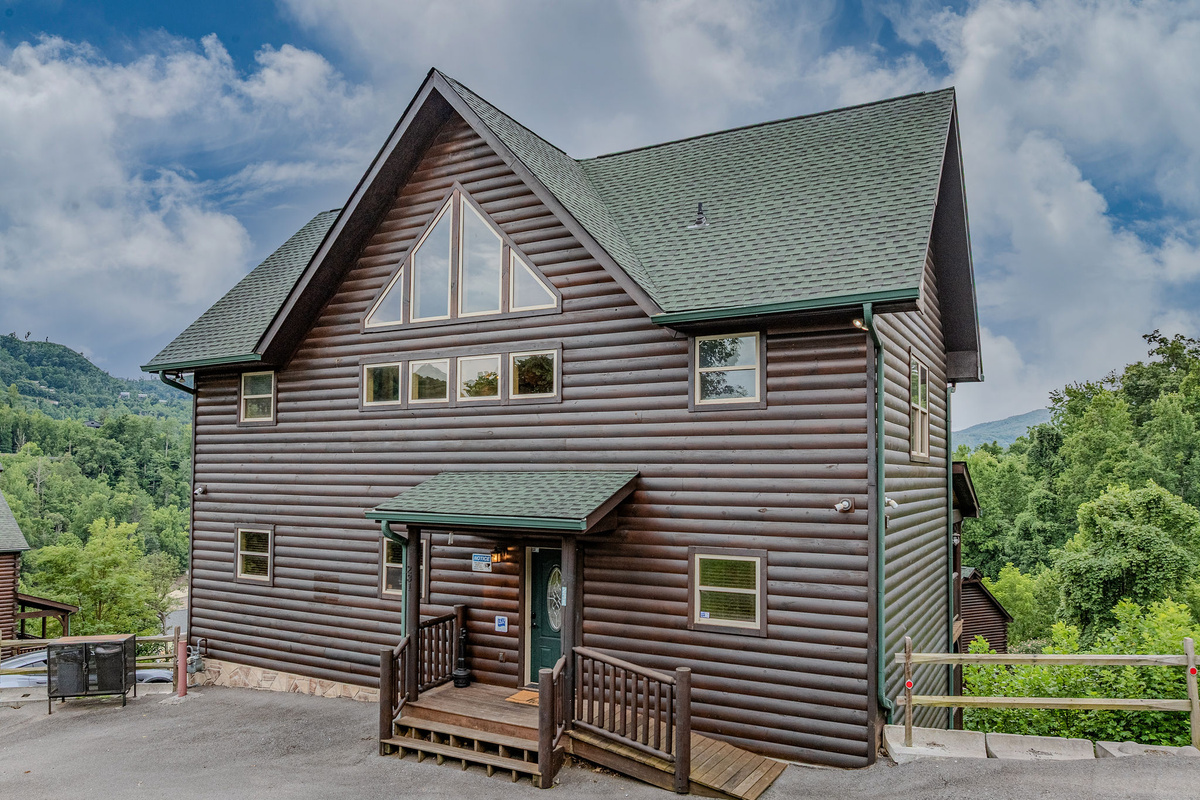 Headliner Hideaway combines the privacy of a mountain cabin with convenient access to downtown Gatlinburg and area attractions.