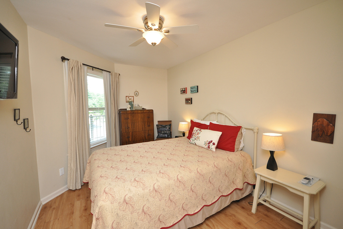 Secondary bedroom.
