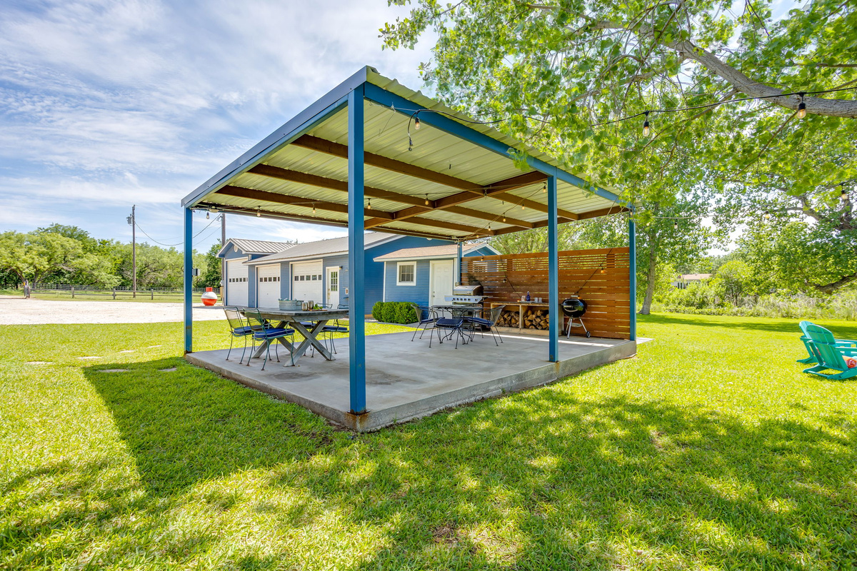 Outdoor covered patio with gas grill, charcoal grill and lots of seating