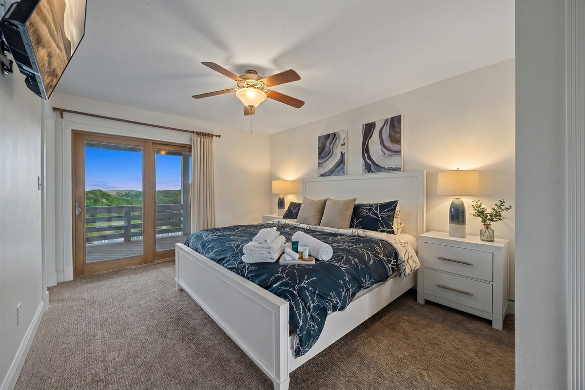 King Suite 4: Bright/Airy, blue coral bedding