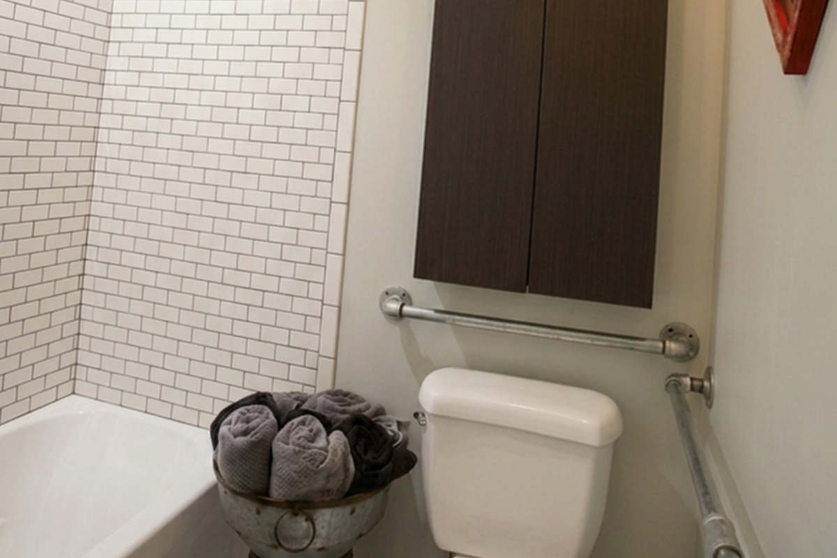 Relax while soaking in the bathtub / toilet offers grab bars