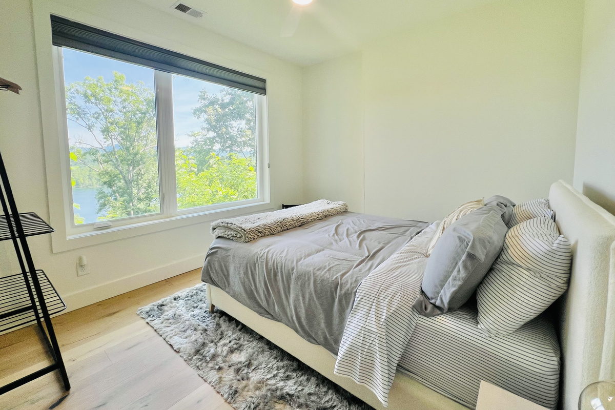 Wake up to the lake.
This cozy queen bedroom offers peaceful views of Lake Santeetlah right from the bed, making slow mornings and lazy vacation days even better.