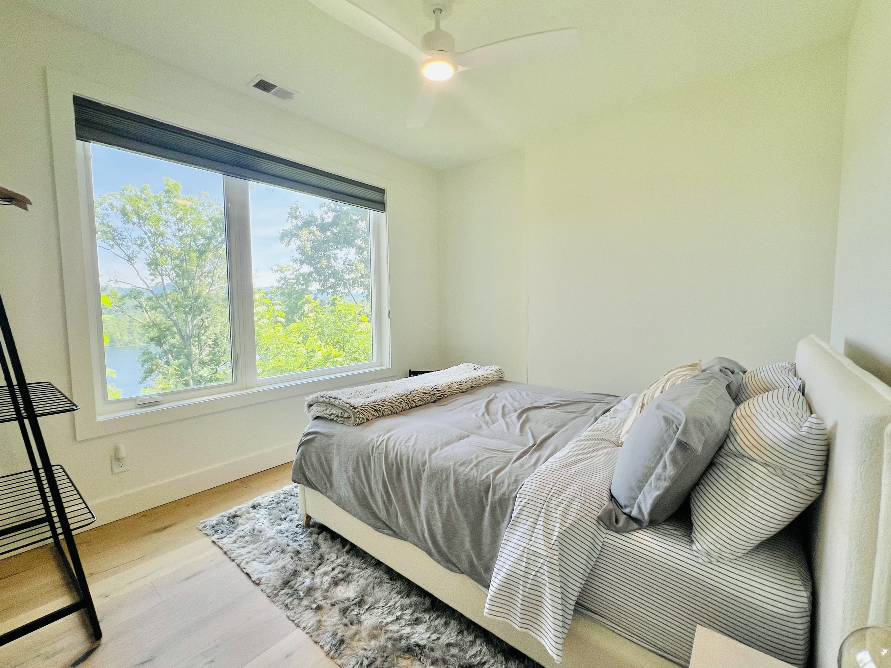 Wake up to the lake.
This cozy queen bedroom offers peaceful views of Lake Santeetlah right from the bed, making slow mornings and lazy vacation days even better.