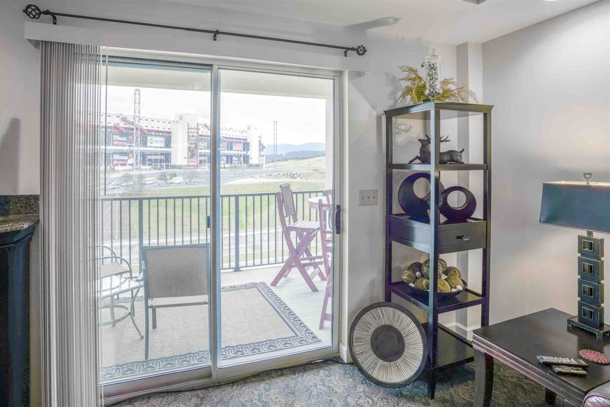 From the doorway, you have access to a spacious balcony with a magnificent view of the track. It's just a few steps away!