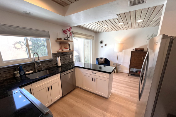 Fully equipped kitchen to easily cook for and serve 8 guests