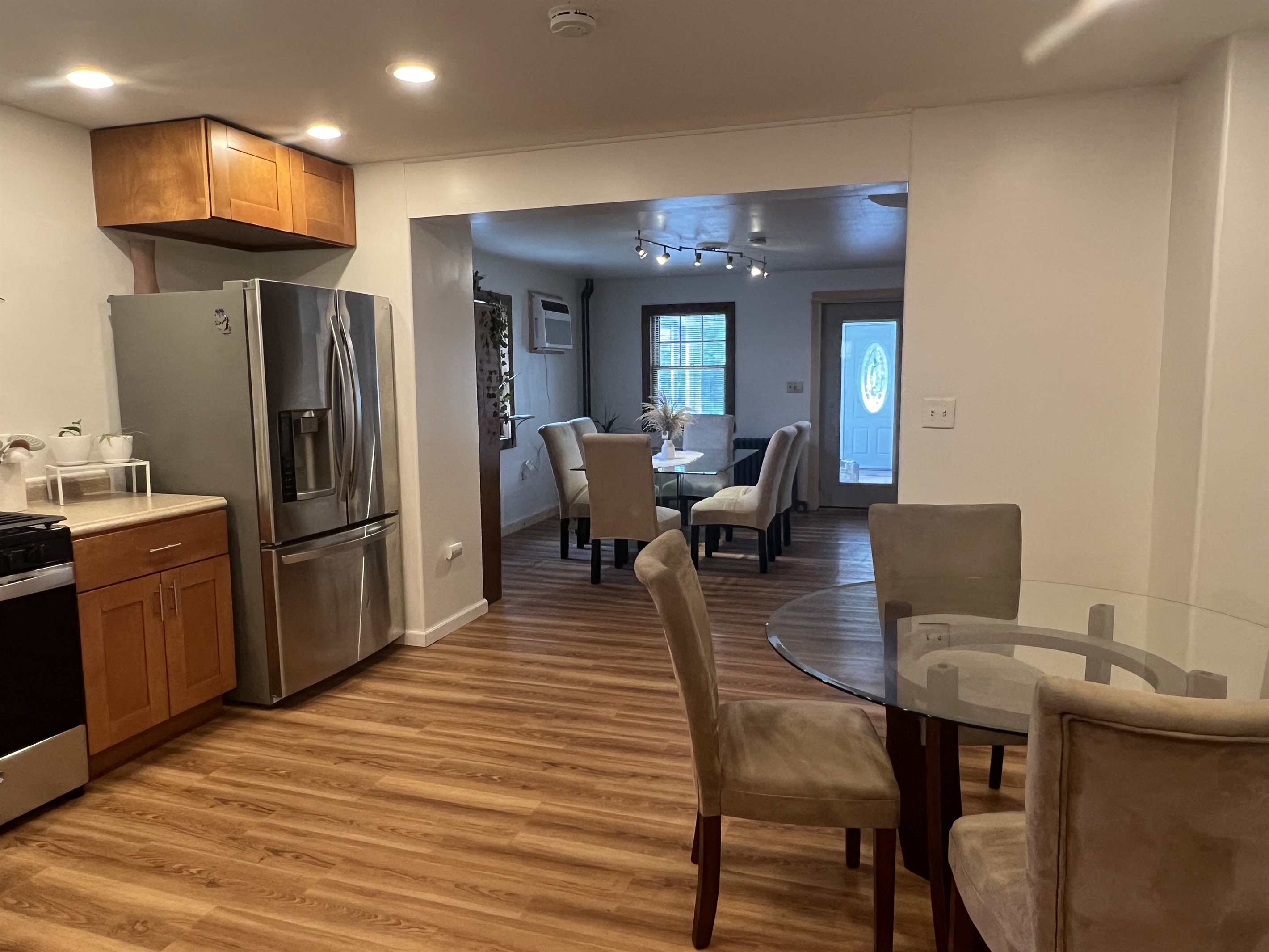 Eat-in kitchen into dining room
