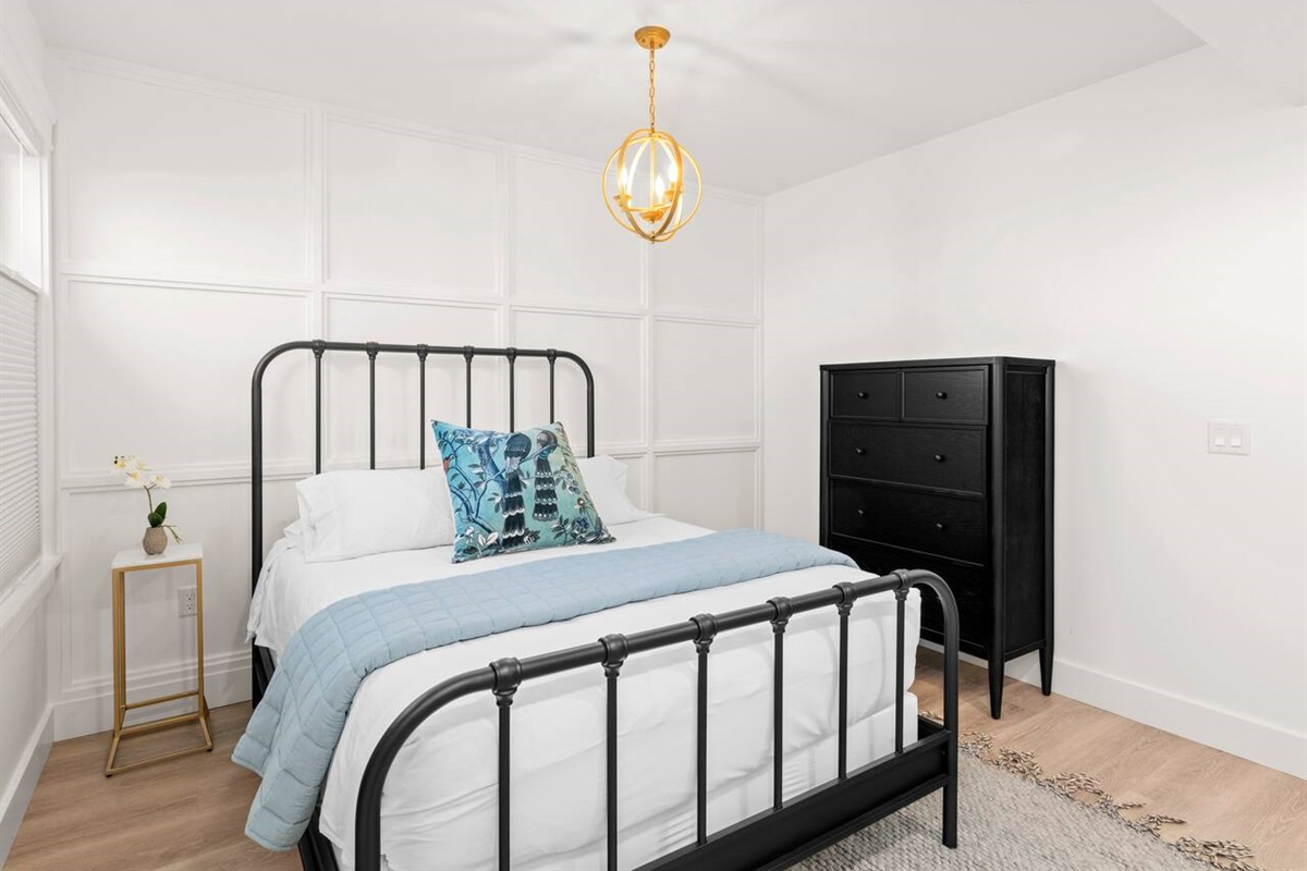 Queen Bedroom 4 - Guesthouse