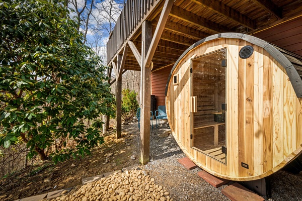 Barrel sauna with mountain views—step in, unwind, and take in the quiet of the mountains.