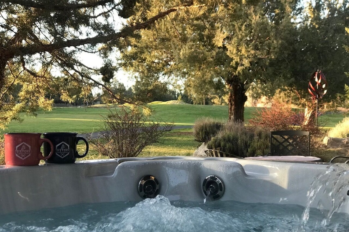 Unwind in your private hot tub w/ views of the fairway and Central Oregon skies