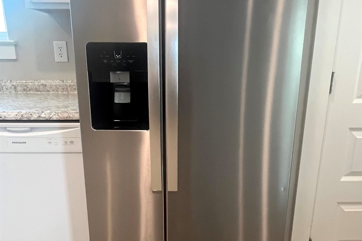 Refrigerator with Icemaker