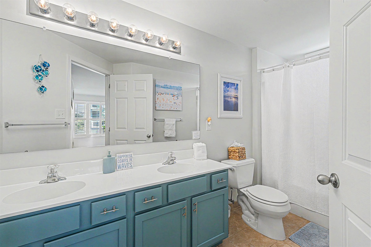 Queen master bath, double vanity and tub/shower