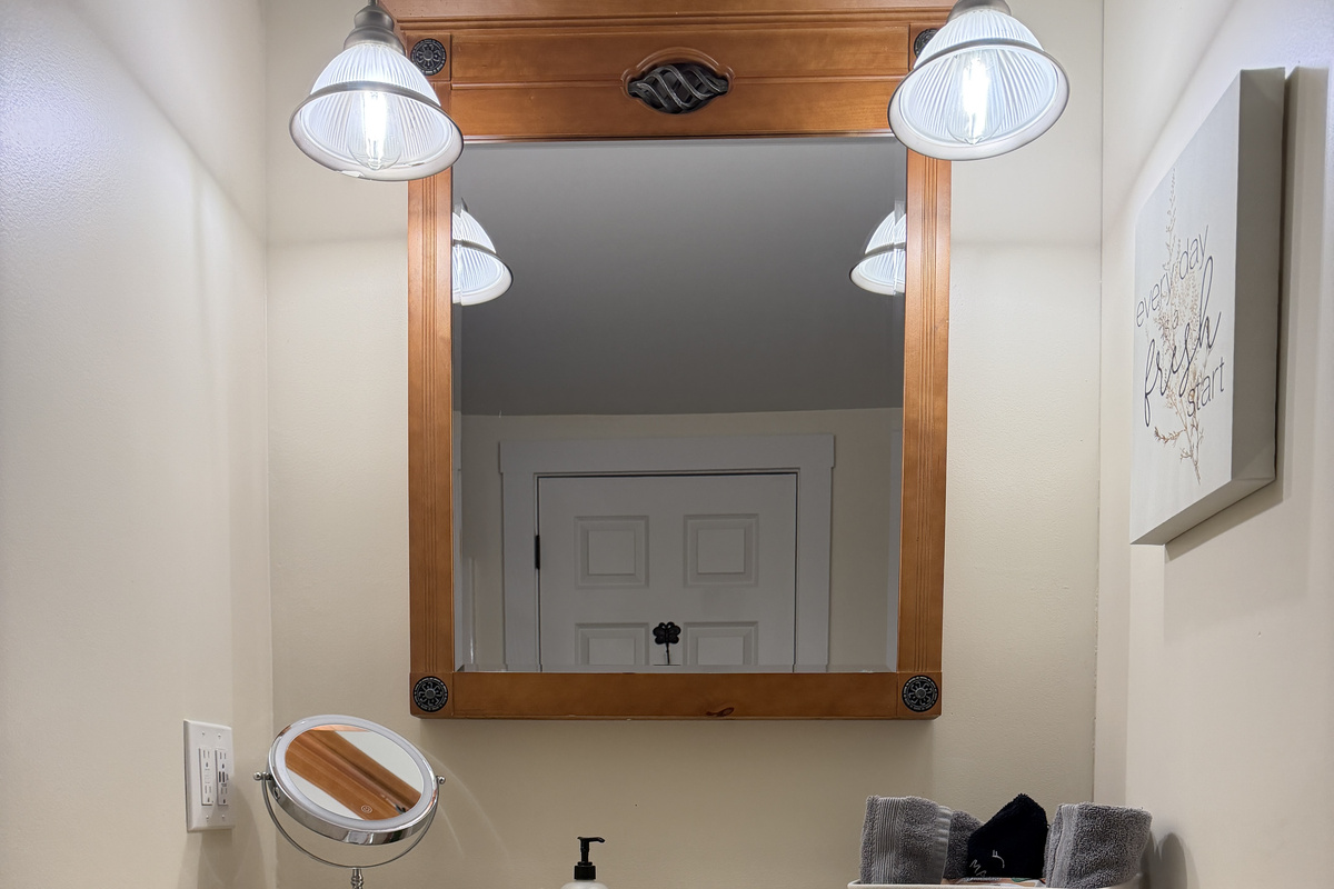 Primary ensuite bath w/shower