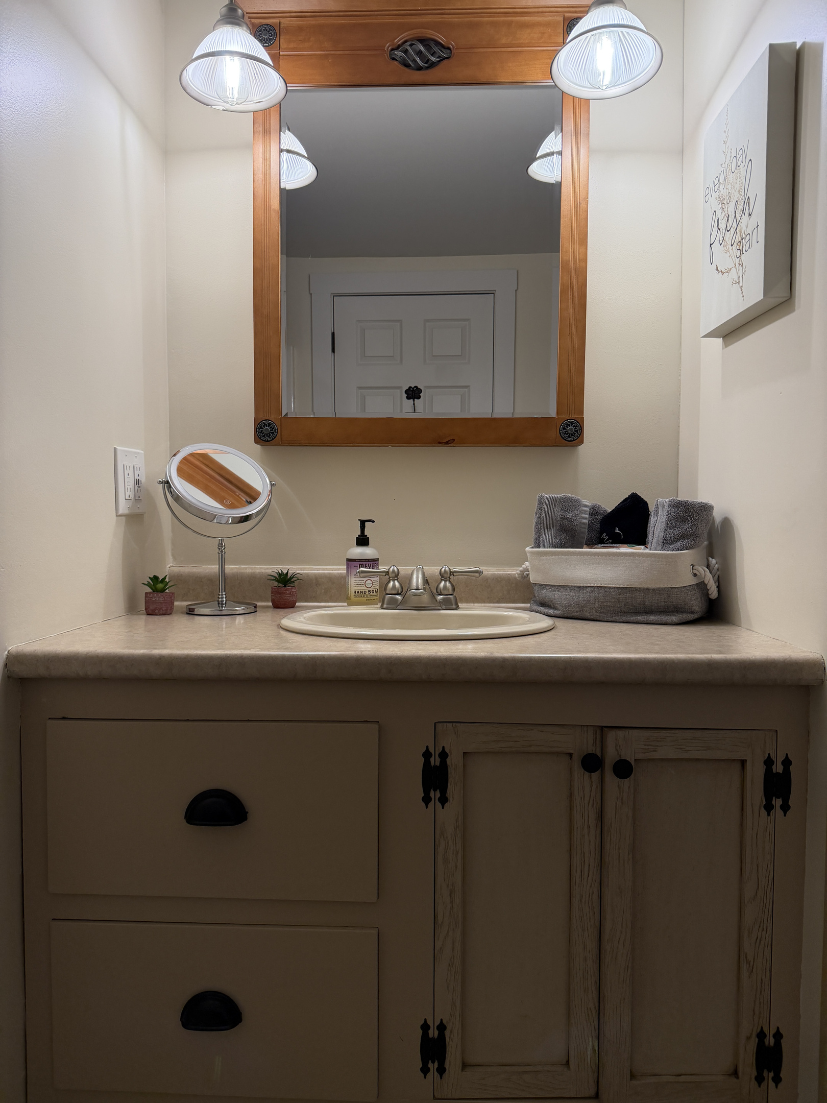 Primary ensuite bath w/shower