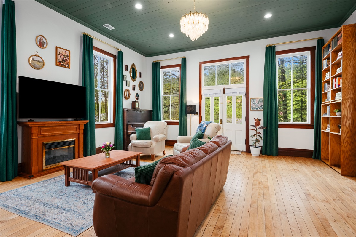 12 Foot Ceilings in the Main Room