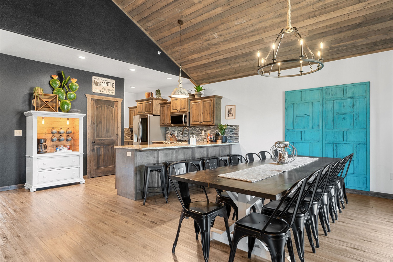 
Spacious dining area with seating for the whole crew + fully equipped kitchen