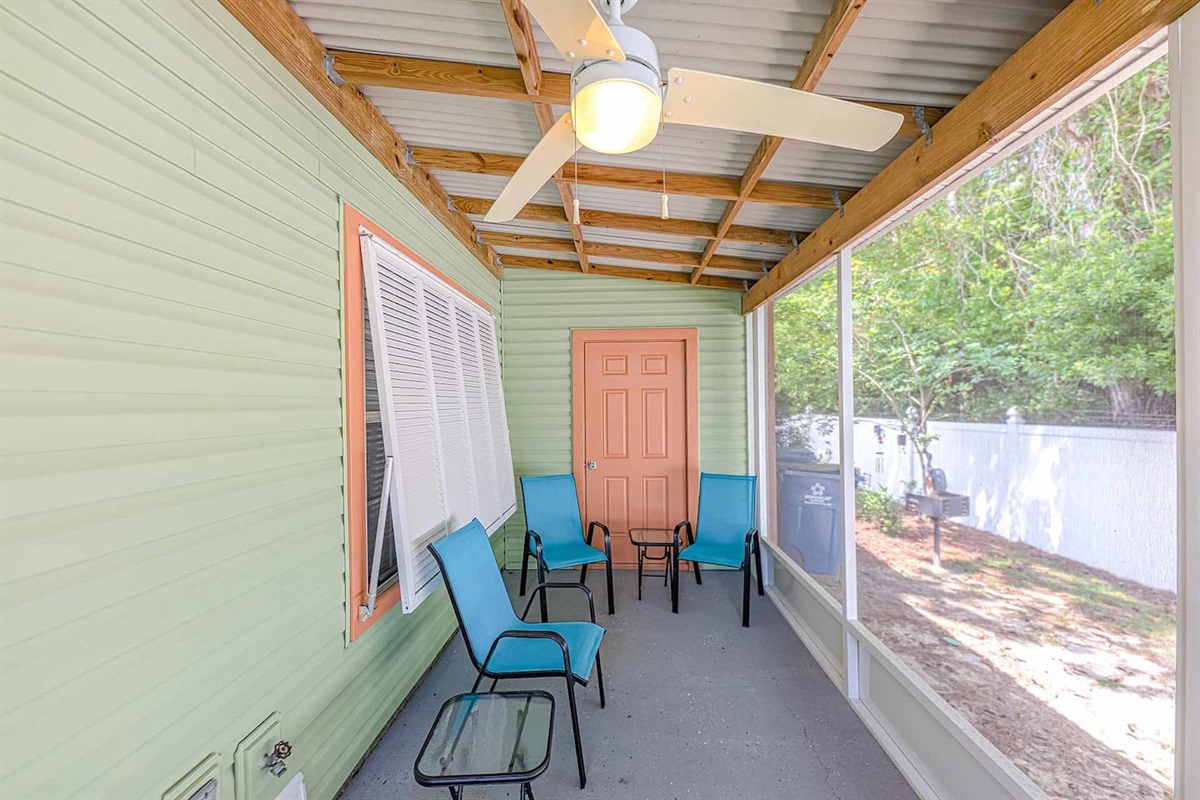 Screened Porch: Unwind in the vibrant space with fresh breezes!