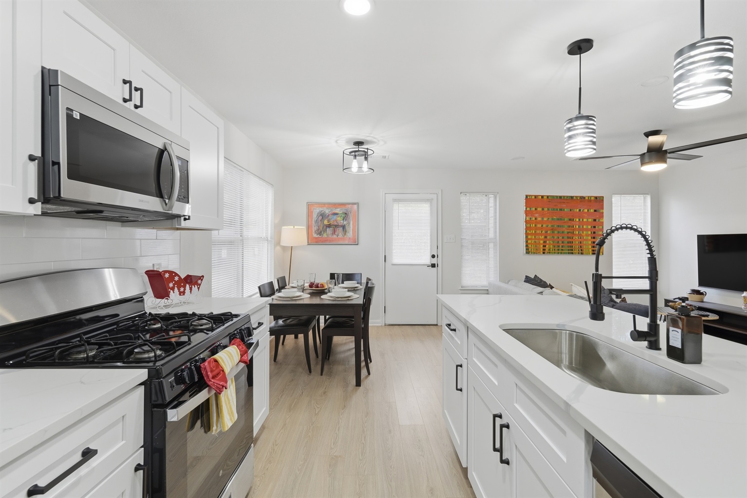 From slow morning coffees to lively dinner parties, this kitchen is the heart of the home..It’s fully equipped and ready for you to whip up a feast, gather around the table, and savor every bite together.
