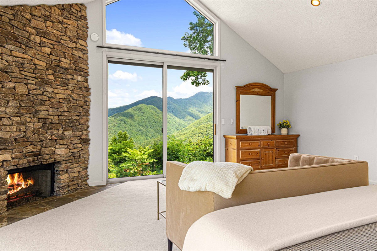 Mountain View Retreat: Slide open the doors to breathtaking vistas and a warm fireplace ambiance!