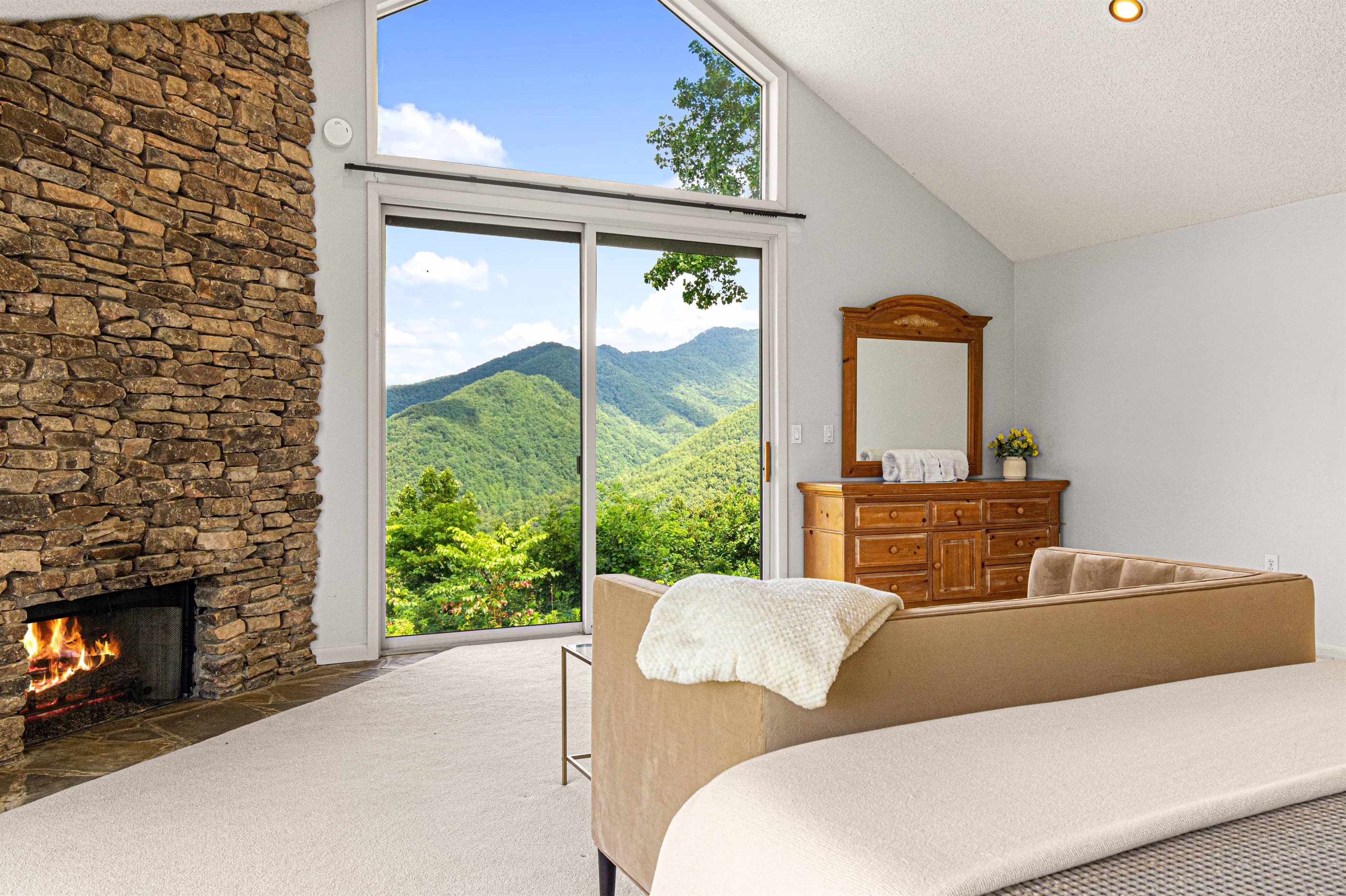 Mountain View Retreat: Slide open the doors to breathtaking vistas and a warm fireplace ambiance!