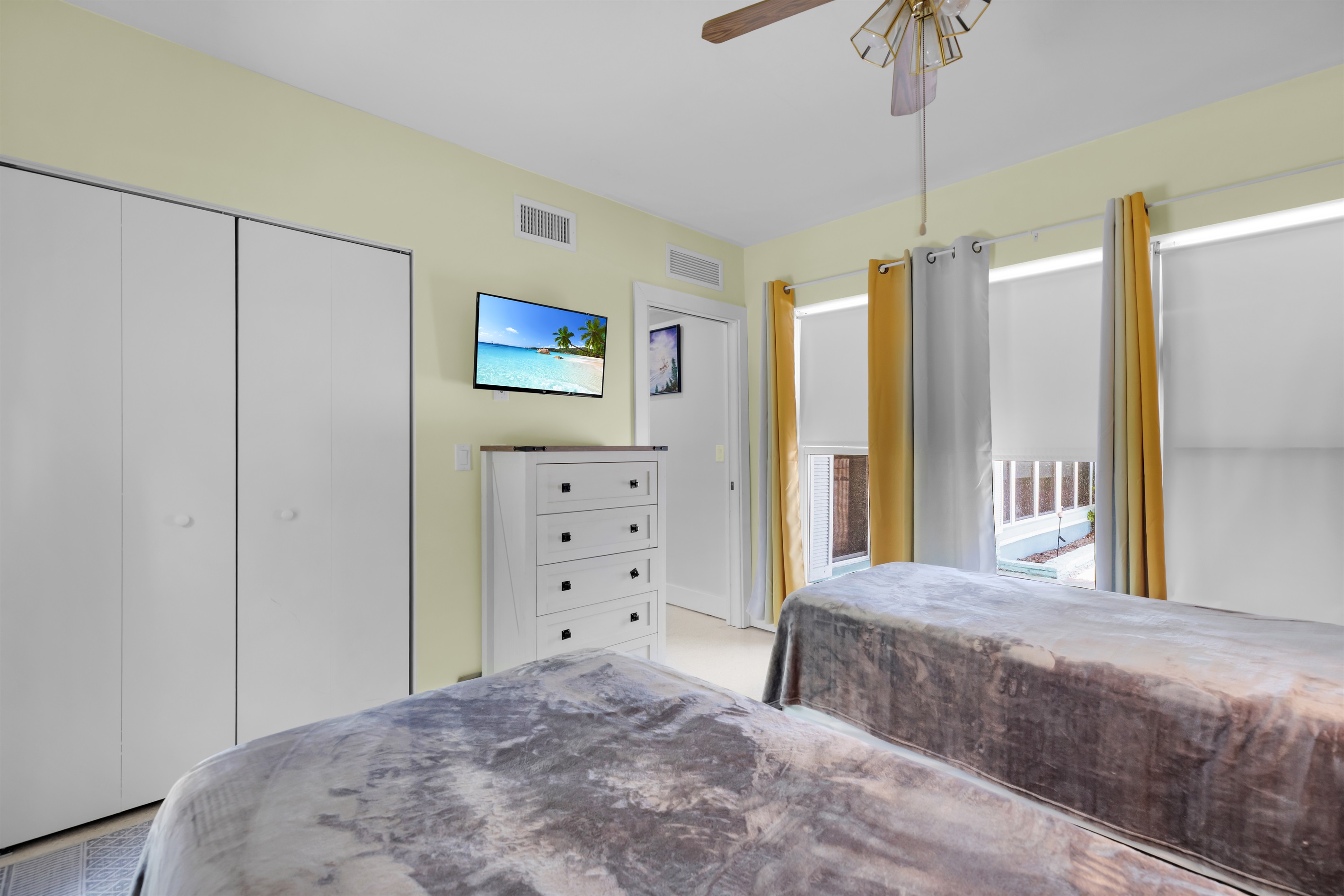 Guest bedroom with 2 full beds