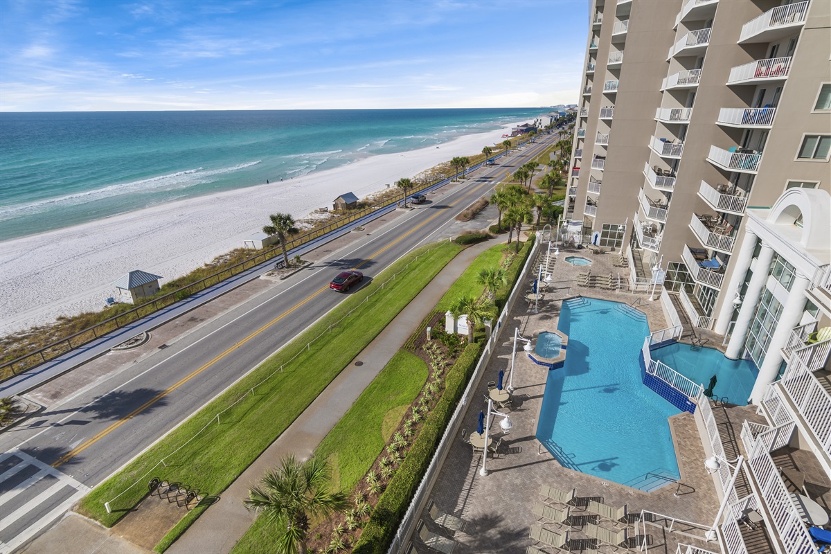 Great views from the 7th floor of the crystal clear emerald waters of the Gulf of Mexico. This is the perfect place to enjoy your morning coffee or to watch the sunsets with a cold beverage.