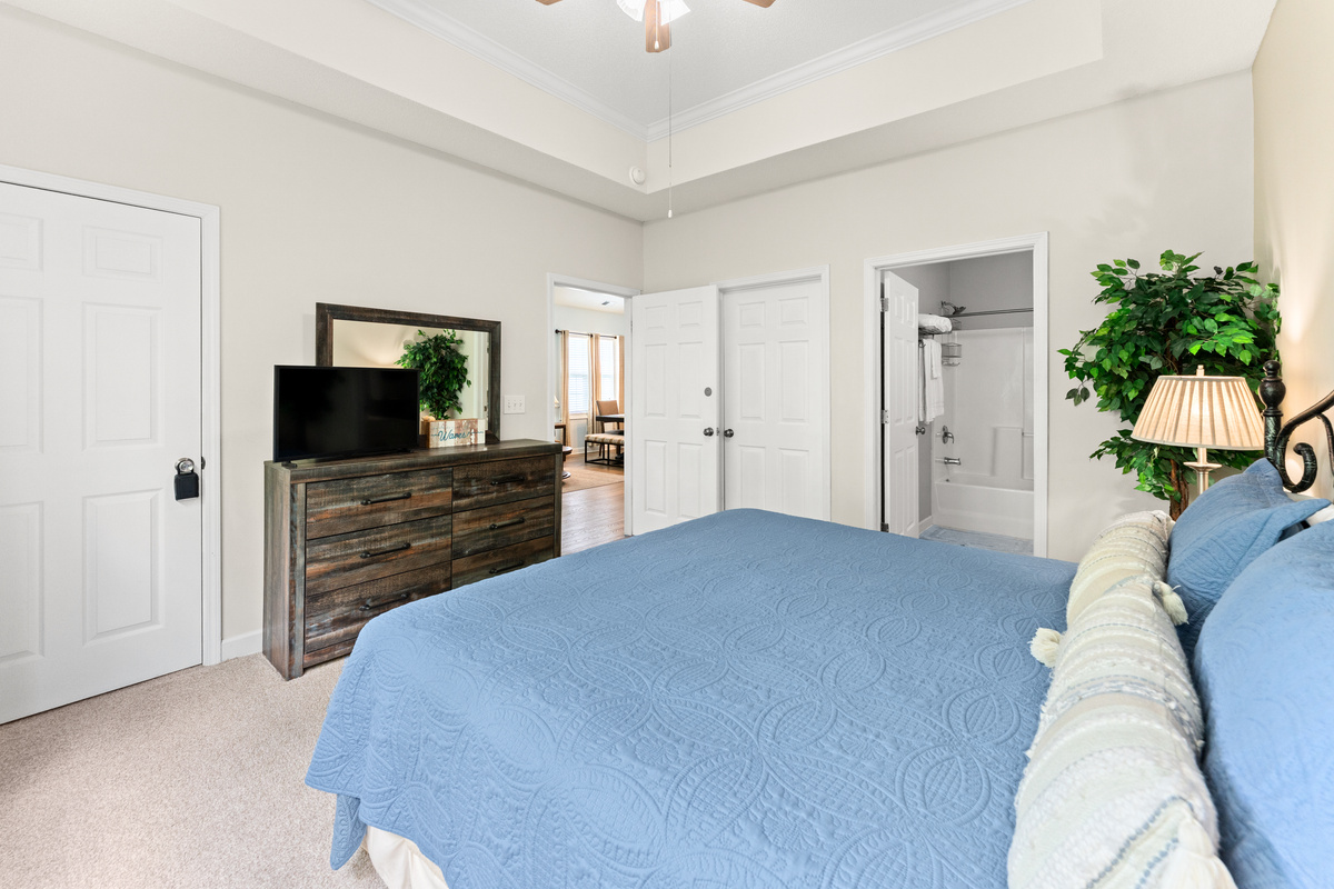 Main Bedroom - private and cozy