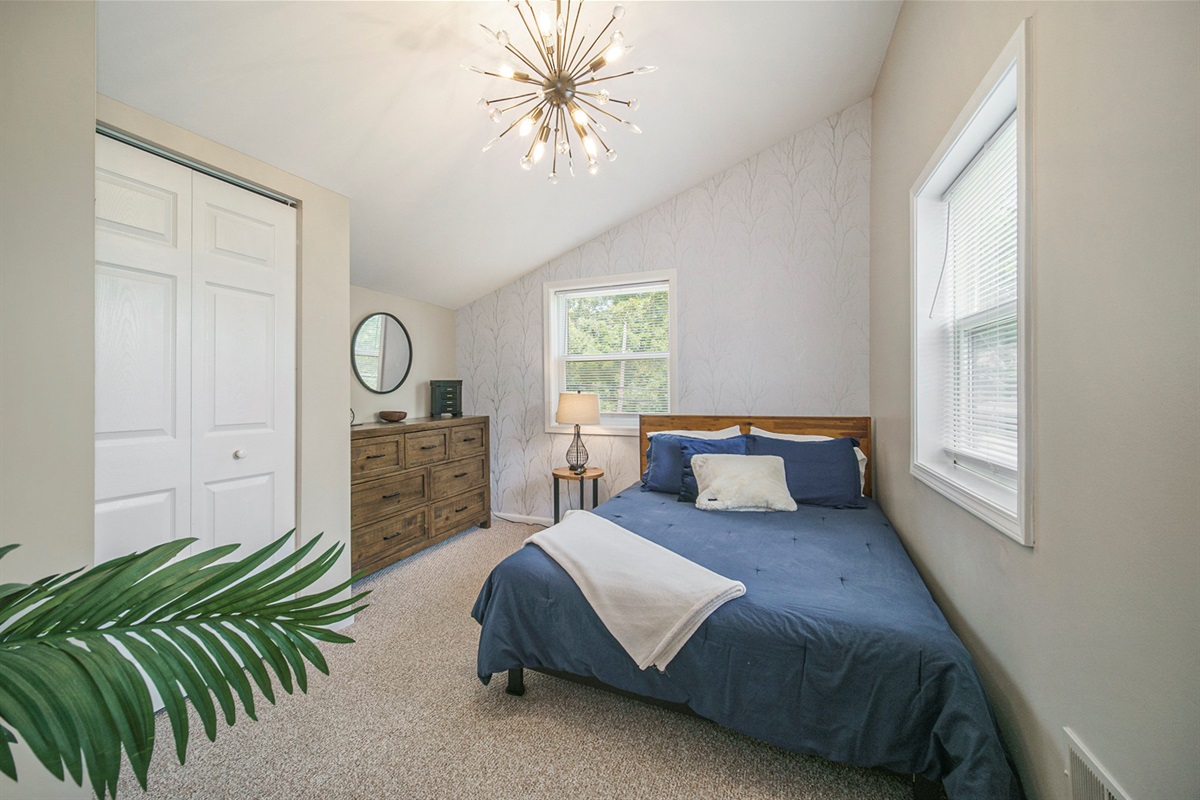 Bedroom 7, Queen-Bed