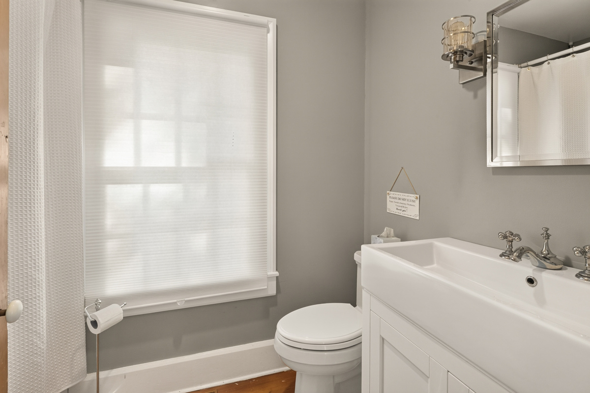 Main floor Full bathroom