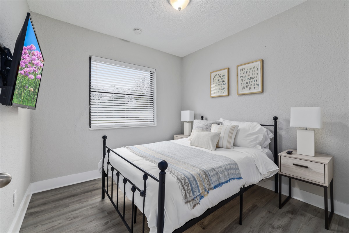 Guest room with full sized bed
