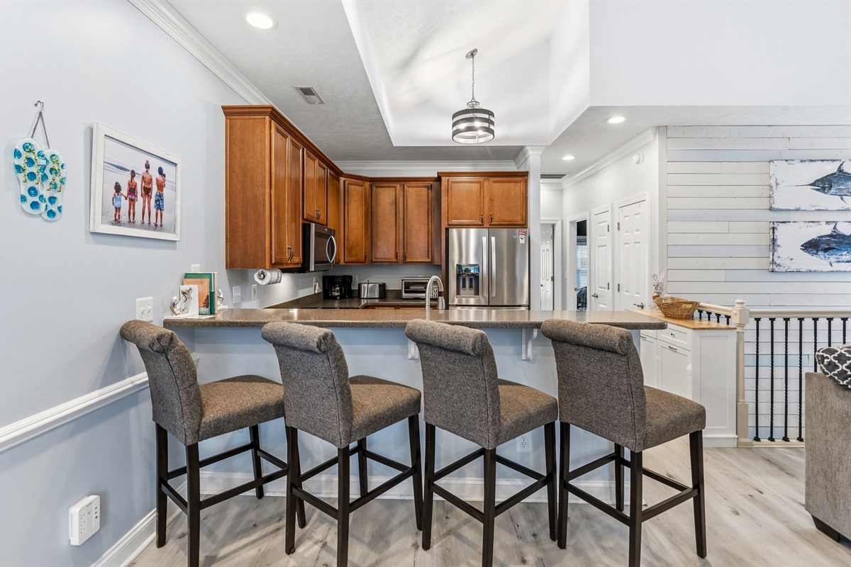 Breakfast bar with seating for 4