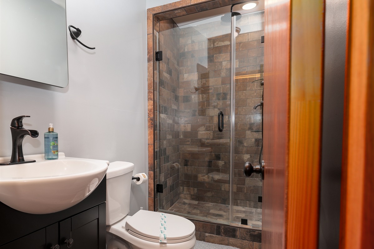 Full Bathroom with tiled shower