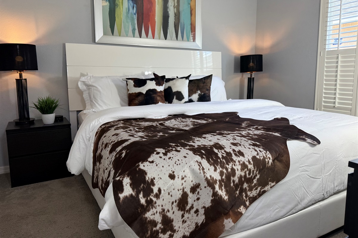 🛏️ Drift into comfort on a luxury king bed with premium pillows, crisp linens, and a relaxing ceiling fan