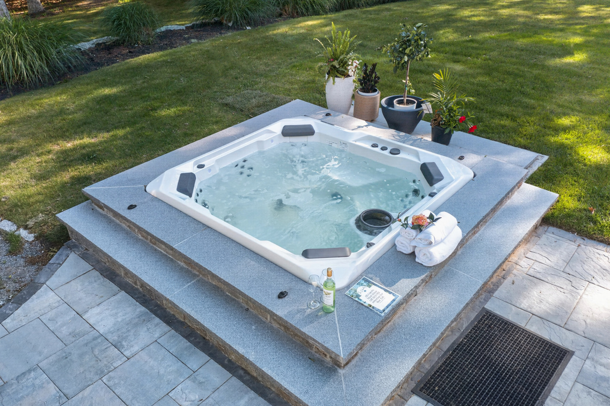Treat yourself to a relaxing evening in the hot tub under the stars!