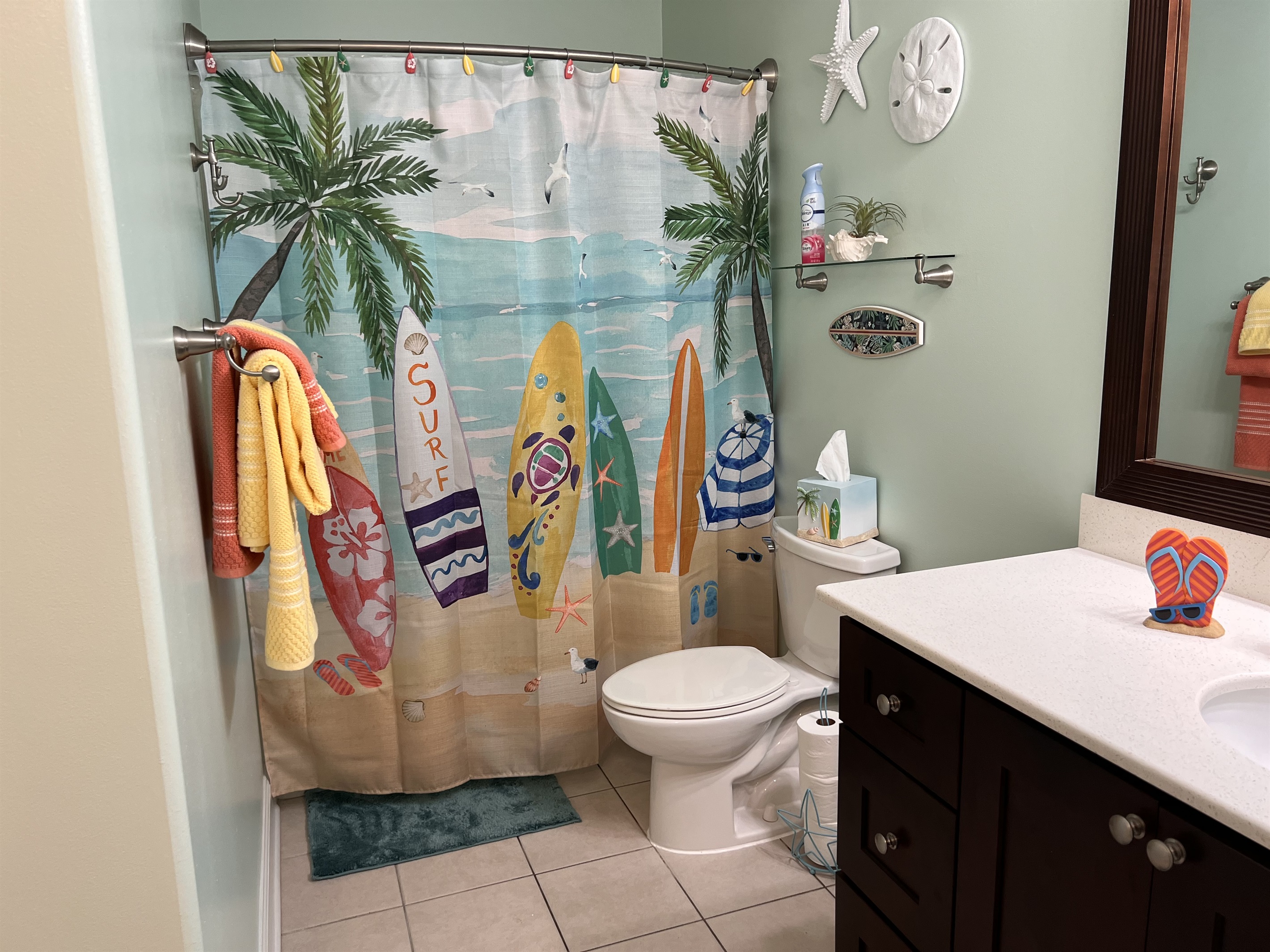 2nd bathroom with tub/shower combo and dual showerheads