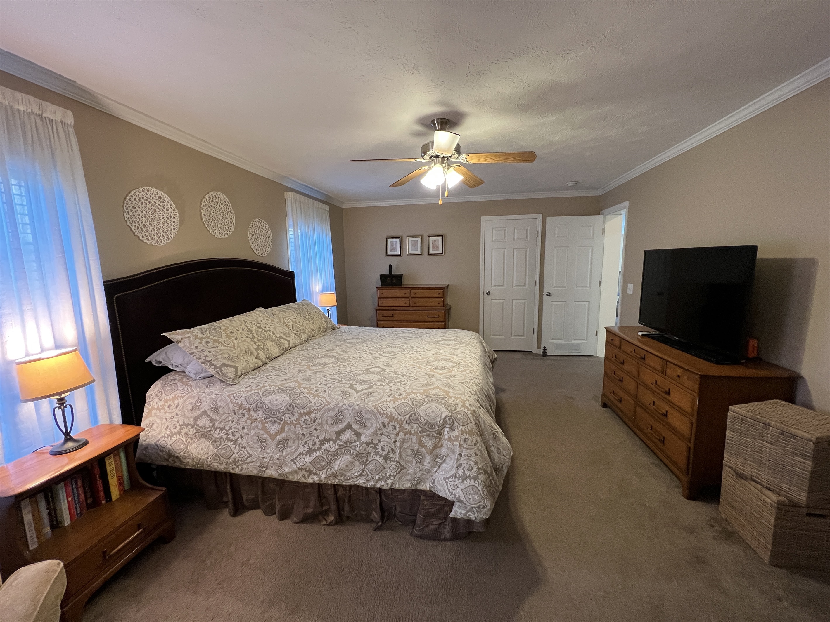 King bedroom with ensuite bath