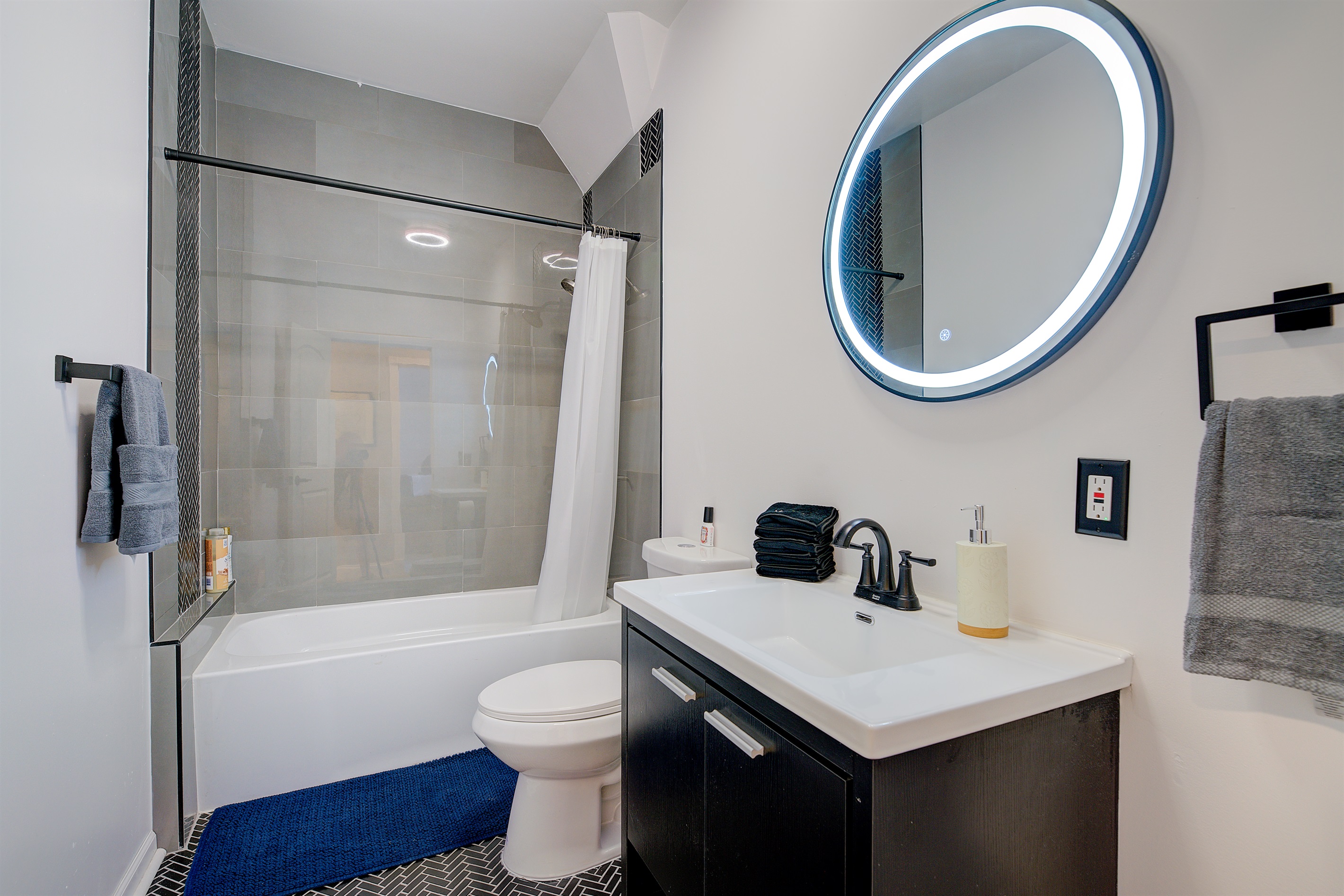 2nd floor bathroom, equiped with toiletries