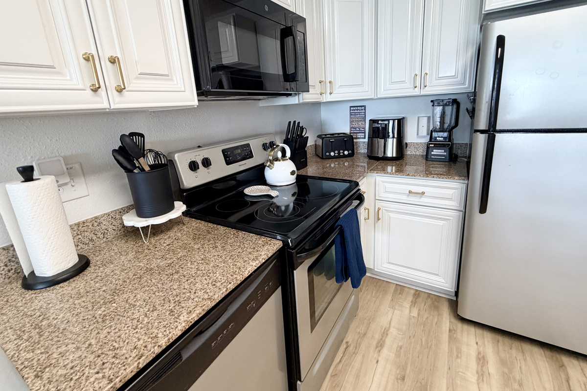 Fully stocked kitchen!
