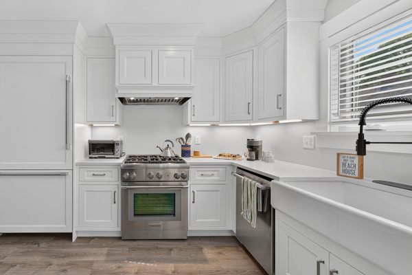 Bright and stylish kitchen designed to make cooking easy, whether preparing a quick breakfast or family dinner.