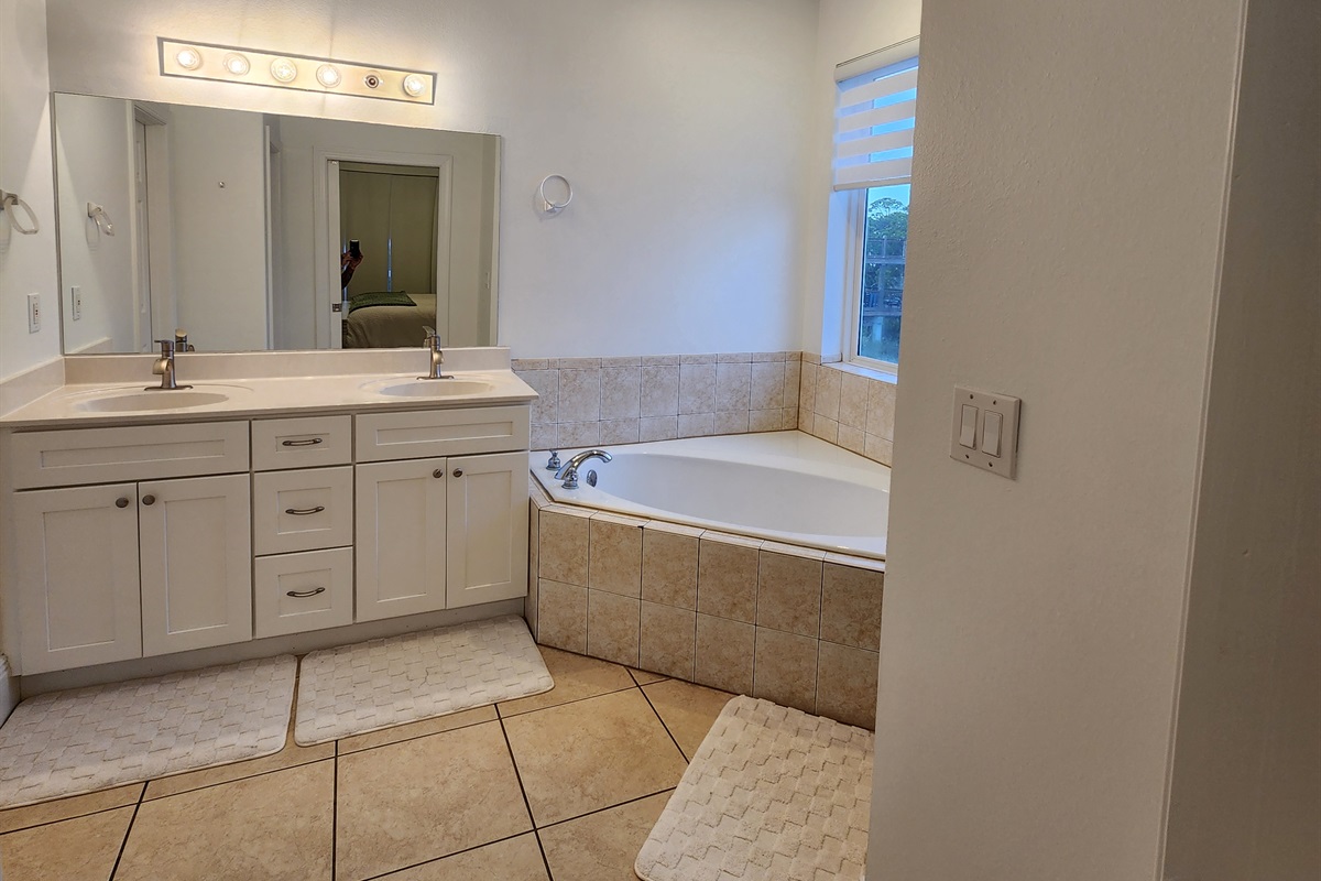 Master Bath (Top Floor)