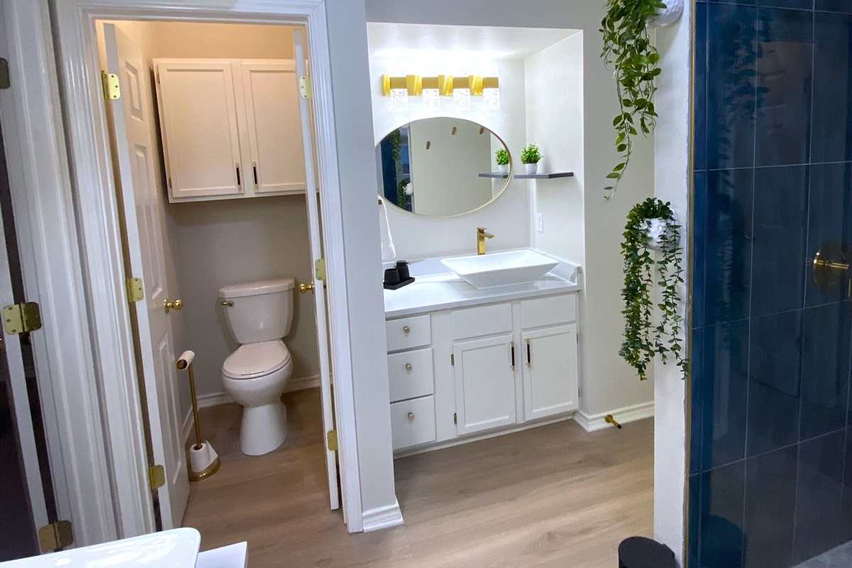 Enjoy the luxury of a second vanity in this en suite bathroom! Perfect for our guests, this additional space offers extra convenience for getting ready. With stylish fixtures and ample storage, you’ll have everything you need at your fingertips.