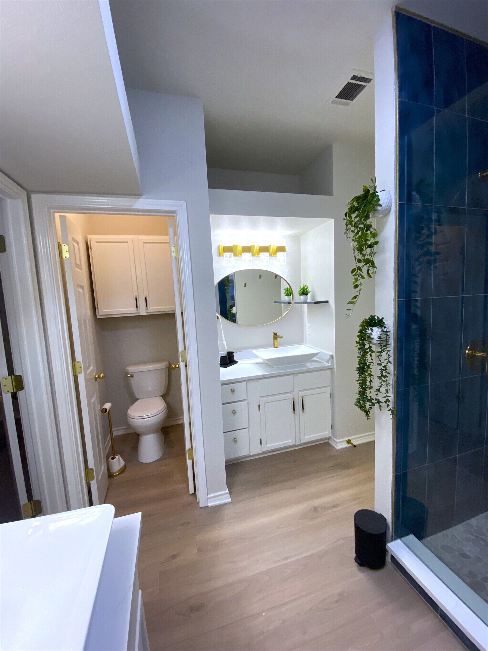 Enjoy the luxury of a second vanity in this en suite bathroom! Perfect for our guests, this additional space offers extra convenience for getting ready. With stylish fixtures and ample storage, you’ll have everything you need at your fingertips.