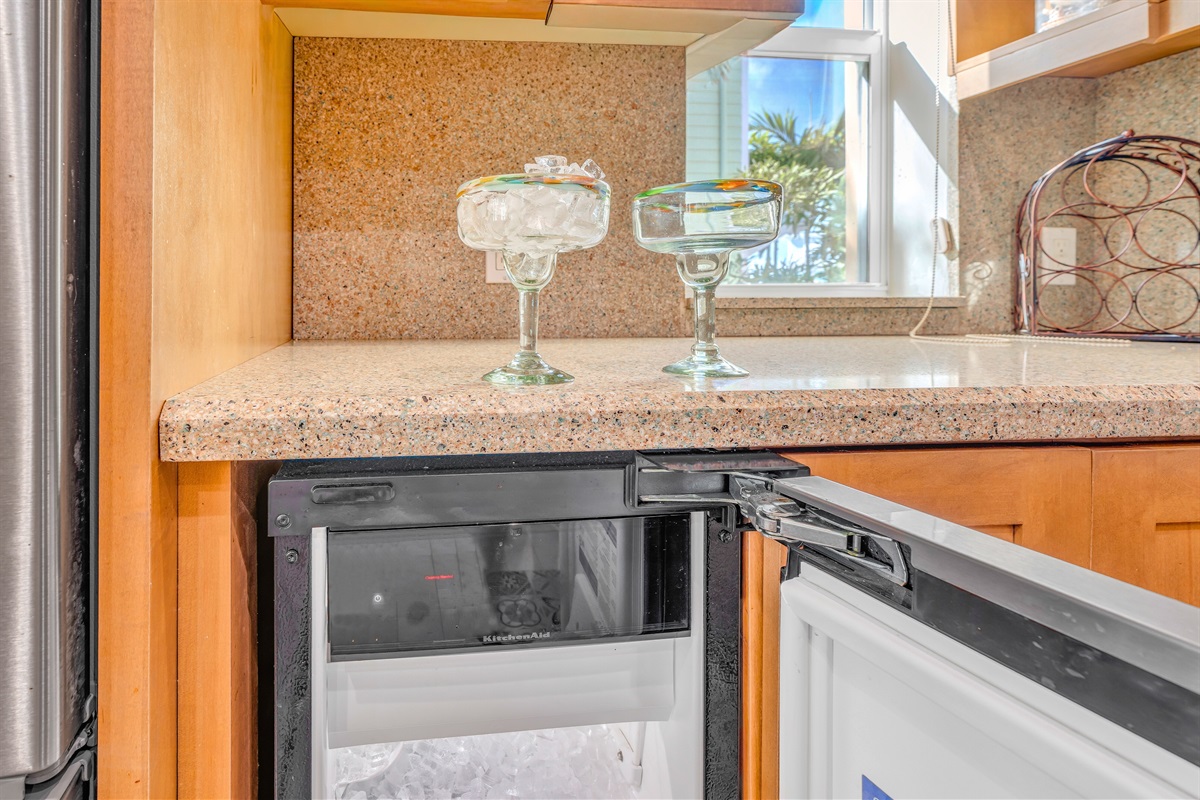 An ice maker to provide all the ice you will need for your beverages.