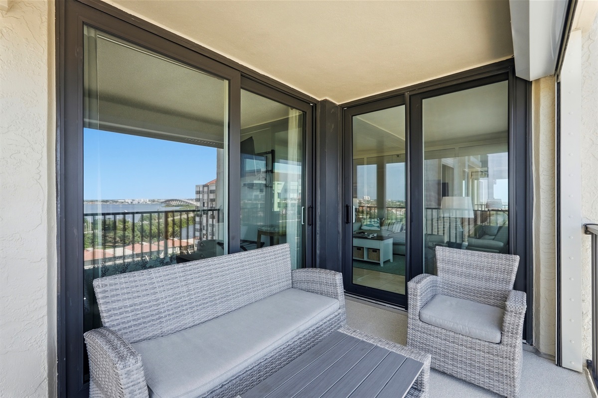 Step out onto the private balcony and take in refreshing bay breezes and tranquil water views, an ideal spot for morning coffee or relaxing evenings.