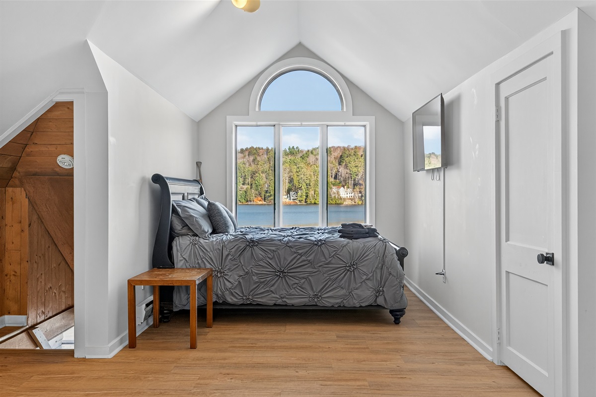 Main bedroom Queen Bed!