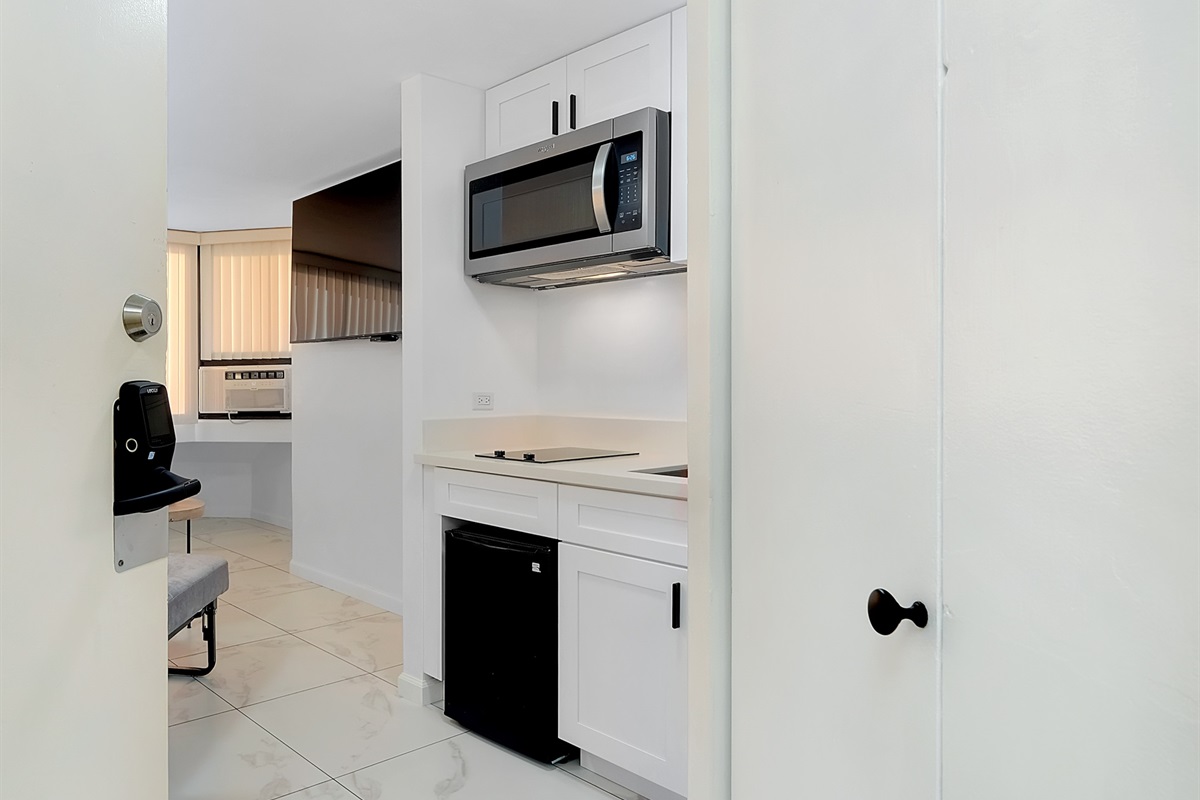 Step into your modern Waikīkī retreat — featuring a bright kitchenette with sleek finishes and convenient amenities. Perfect for light meals, coffee breaks, or a quick refresh before heading out to explore Honolulu’s beaches and nightlife.