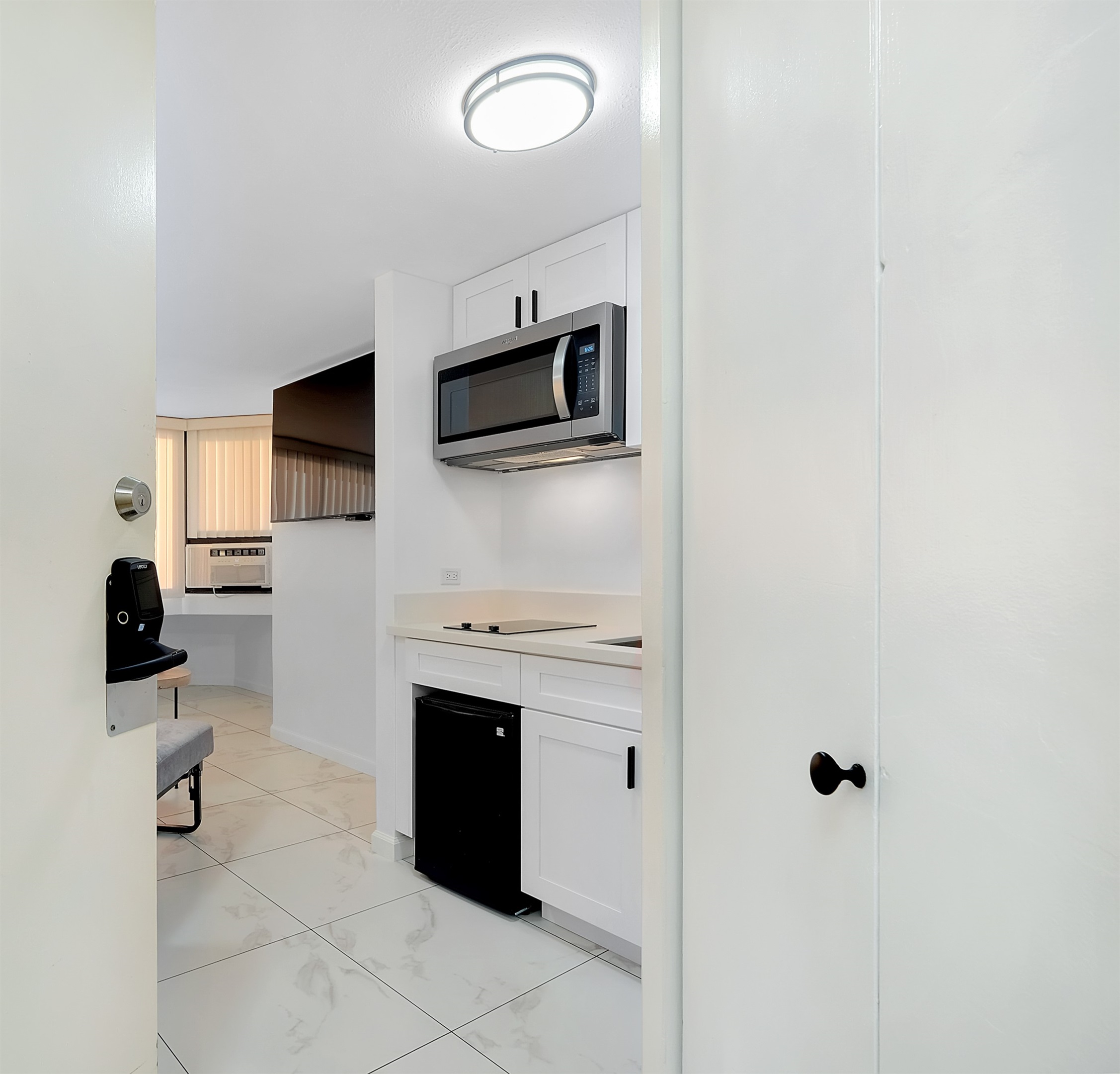 Step into your modern Waikīkī retreat — featuring a bright kitchenette with sleek finishes and convenient amenities. Perfect for light meals, coffee breaks, or a quick refresh before heading out to explore Honolulu’s beaches and nightlife.