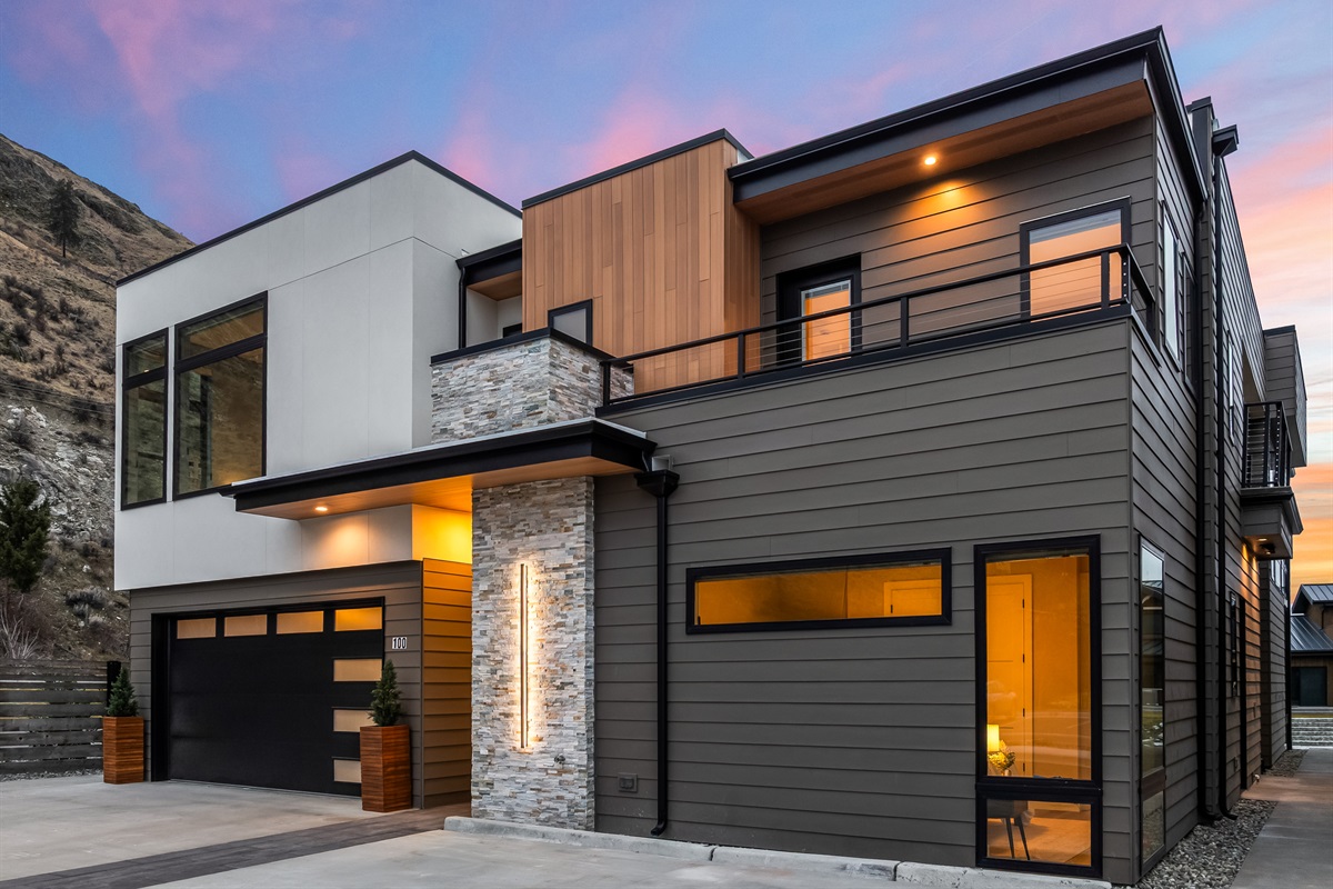 Front entrance sunset vibes - Please review listing description & Chelan City Vacation Rental requirements