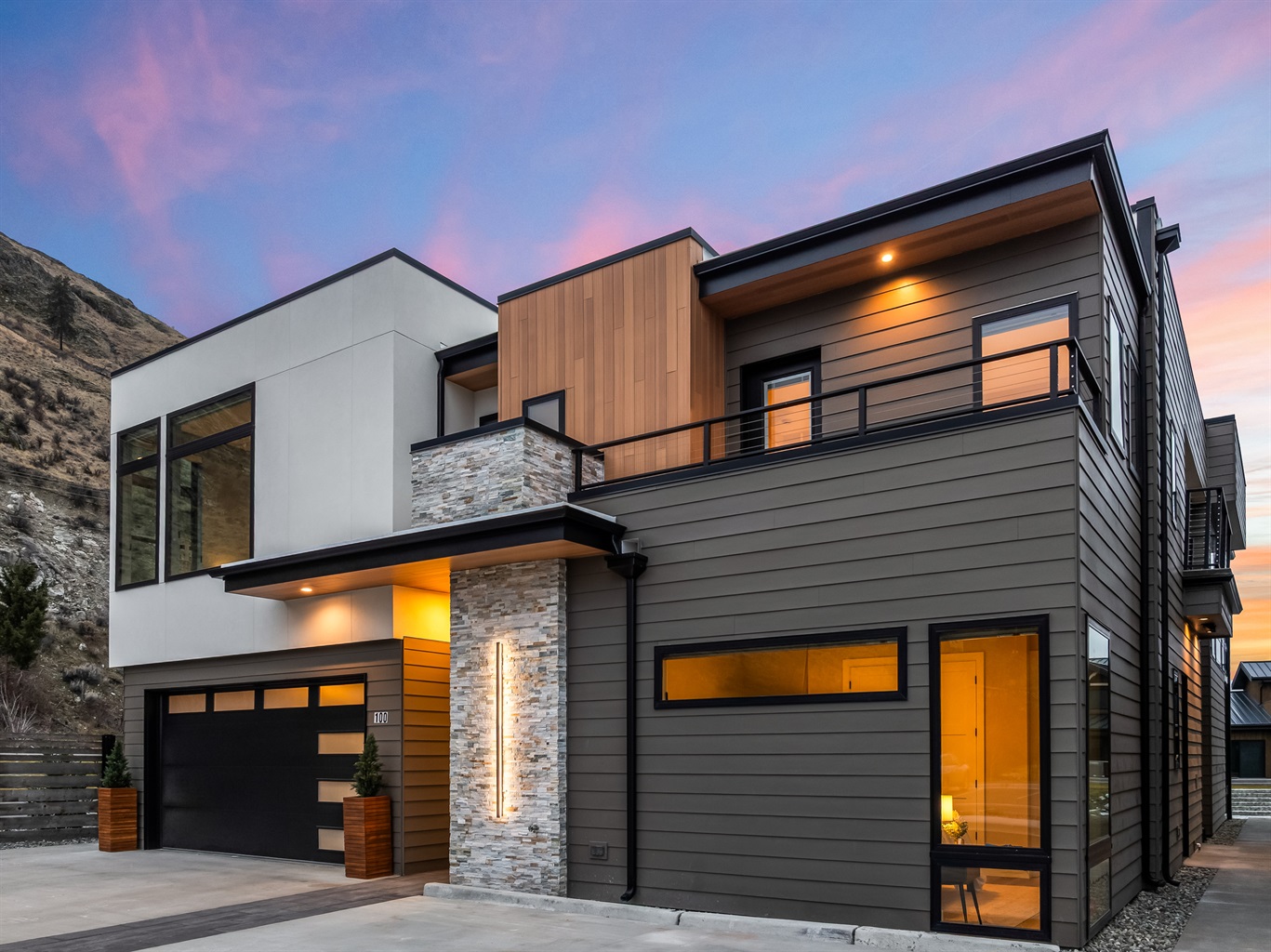 Front entrance sunset vibes - Please review listing description & Chelan City Vacation Rental requirements