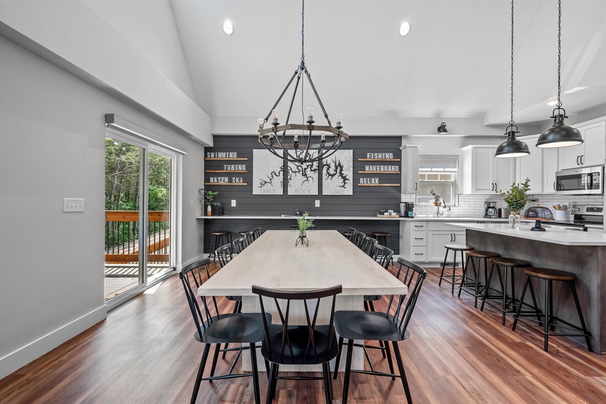 Dining table seating, bar seating, and wall bar seating offers tons of options for meals